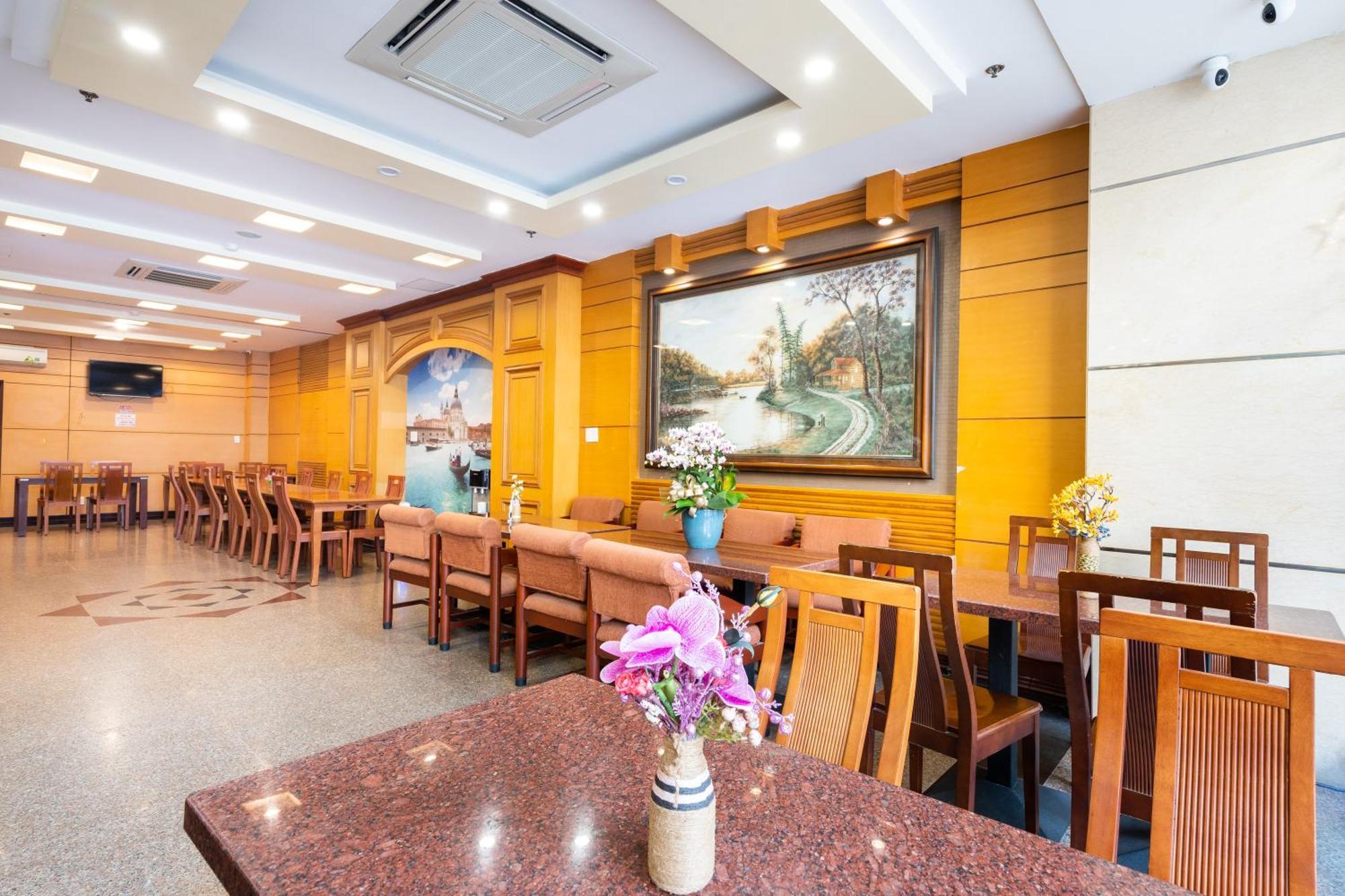 Khách sạn Lucasta Saigon